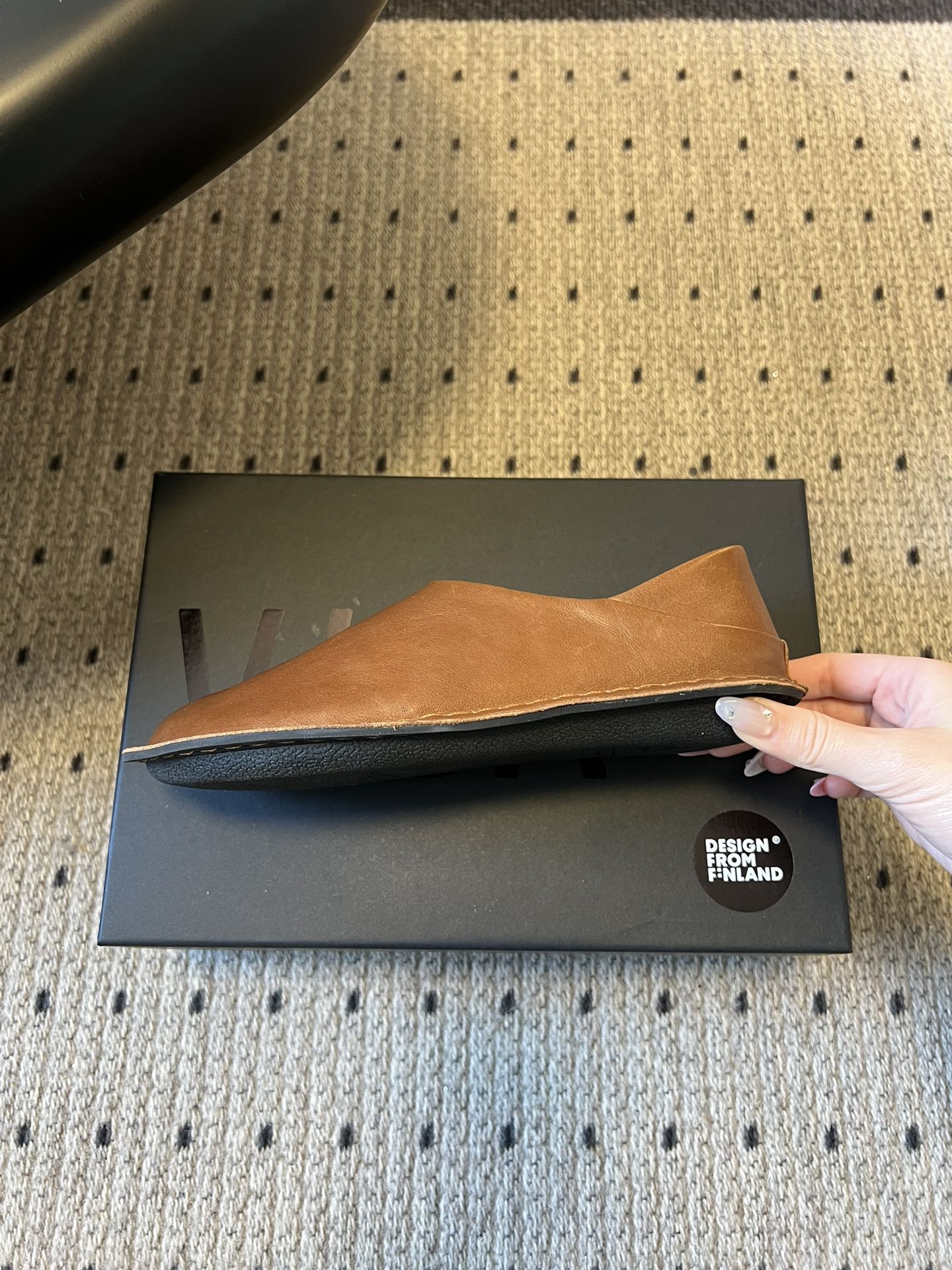 VIBA*26ss早春新款复古极简包头穆勒版无后跟的穆勒设计兼具拖鞋的随性与单鞋的精致感，包头造型修饰脚