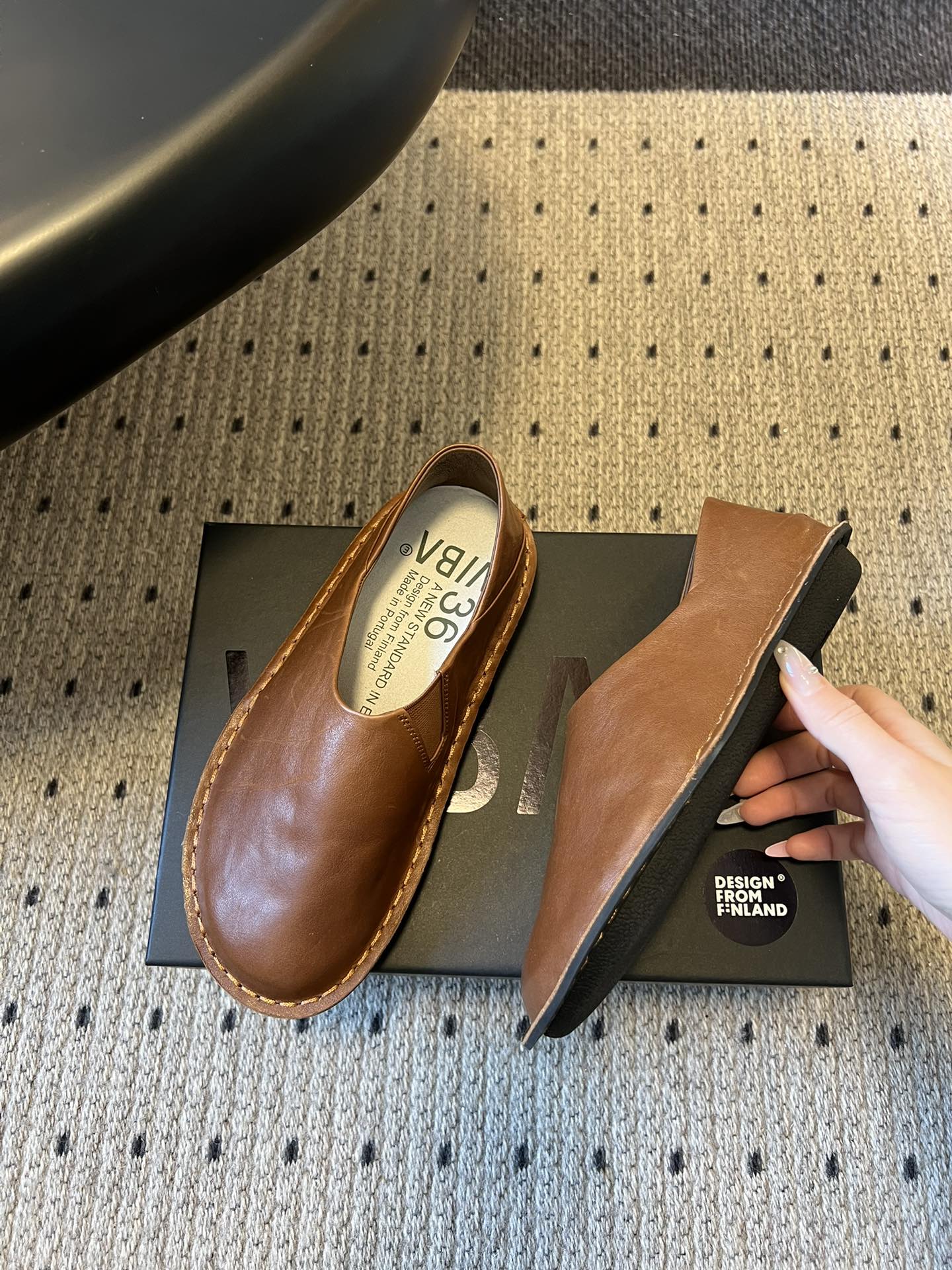 VIBA*26ss早春新款复古极简包头穆勒版无后跟的穆勒设计兼具拖鞋的随性与单鞋的精致感，包头造型修饰脚