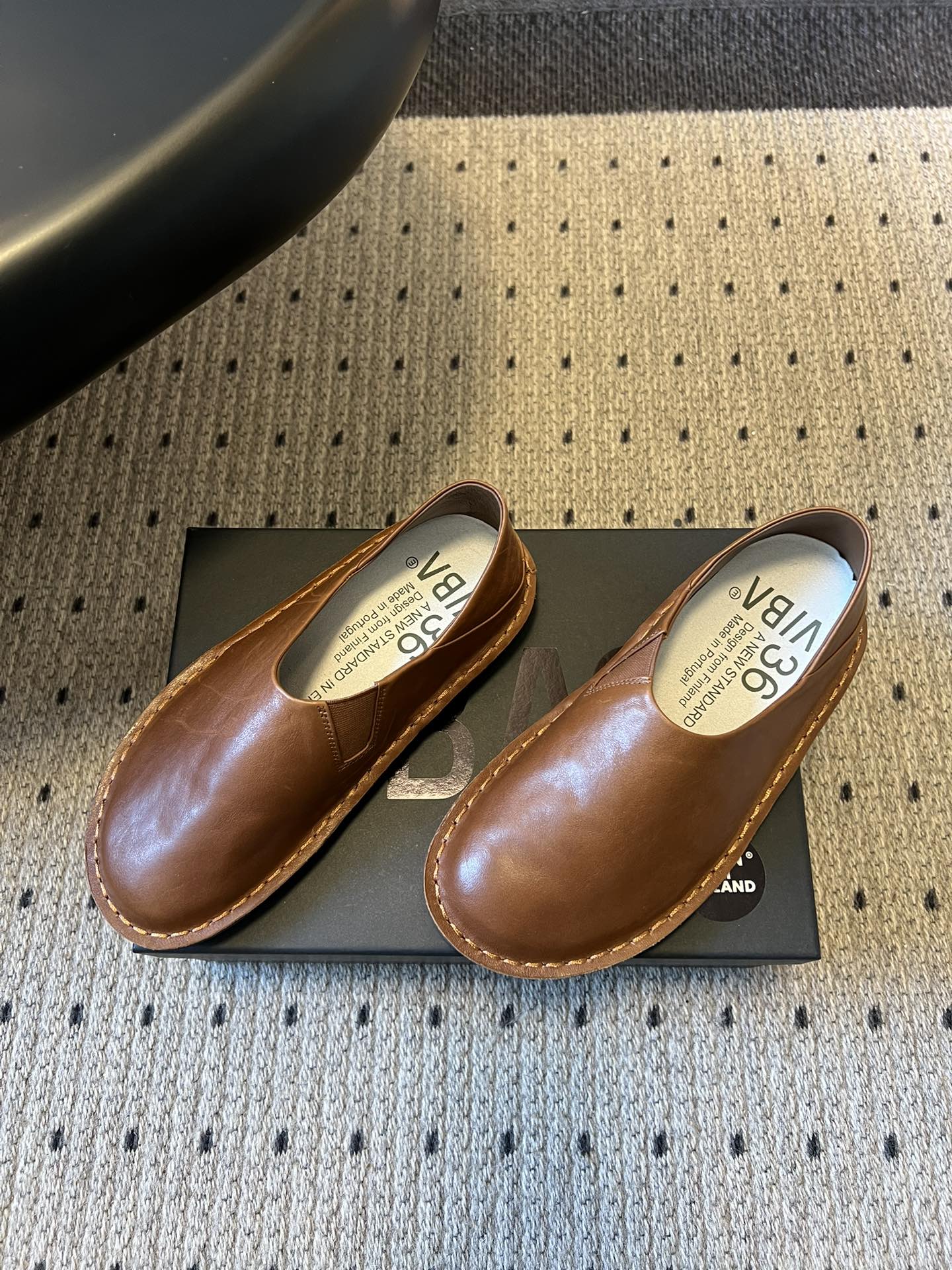 VIBA*26ss早春新款复古极简包头穆勒版无后跟的穆勒设计兼具拖鞋的随性与单鞋的精致感，包头造型修饰脚