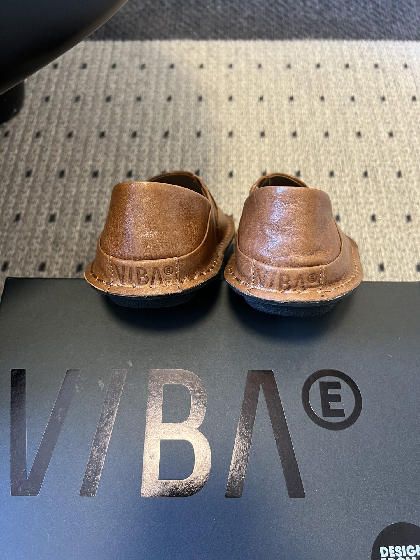 VIBA*26ss早春新款复古极简包头穆勒版无后跟的穆勒设计兼具拖鞋的随性与单鞋的精致感，包头造型修饰脚