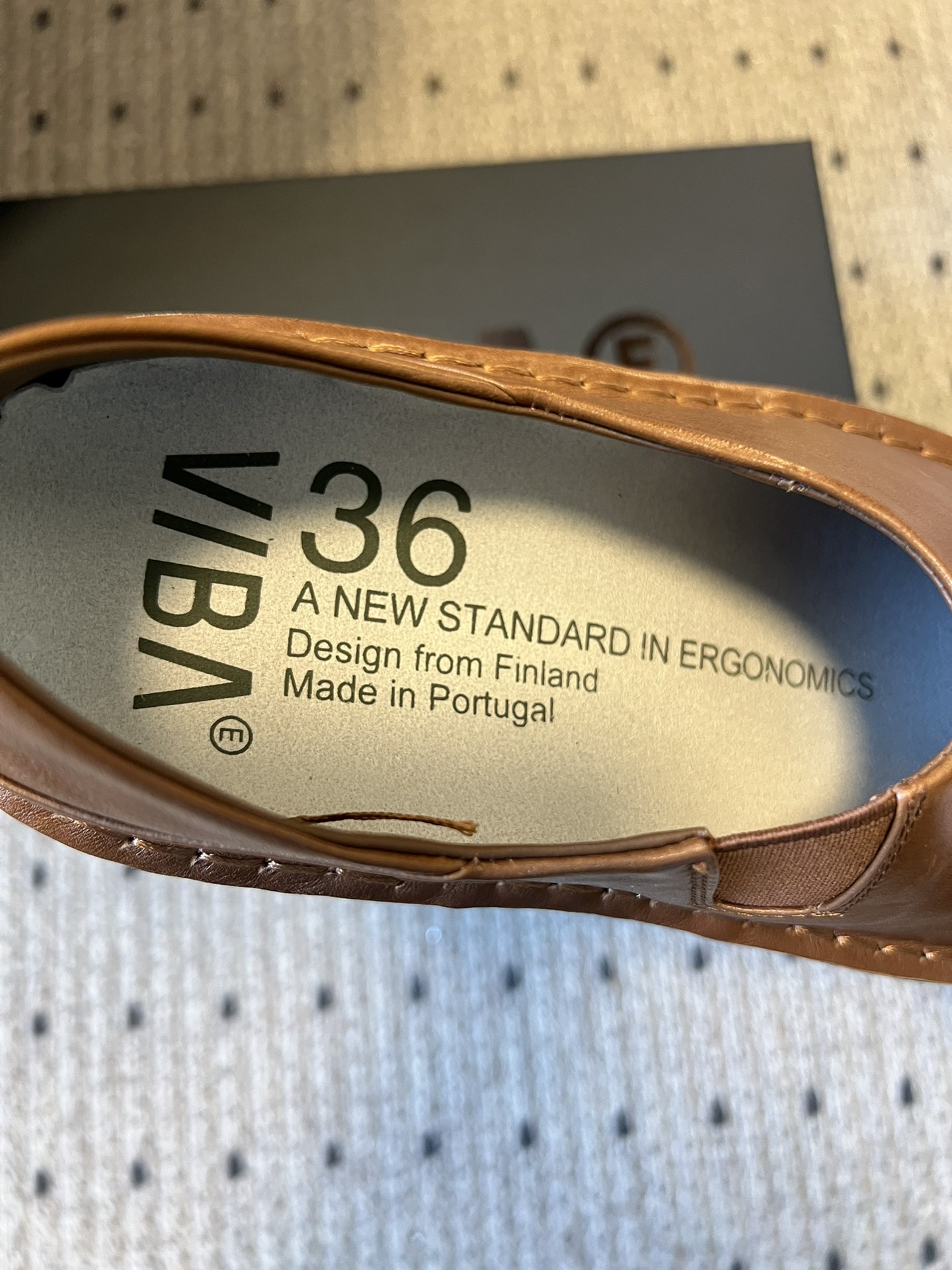 VIBA*26ss早春新款复古极简包头穆勒版无后跟的穆勒设计兼具拖鞋的随性与单鞋的精致感，包头造型修饰脚