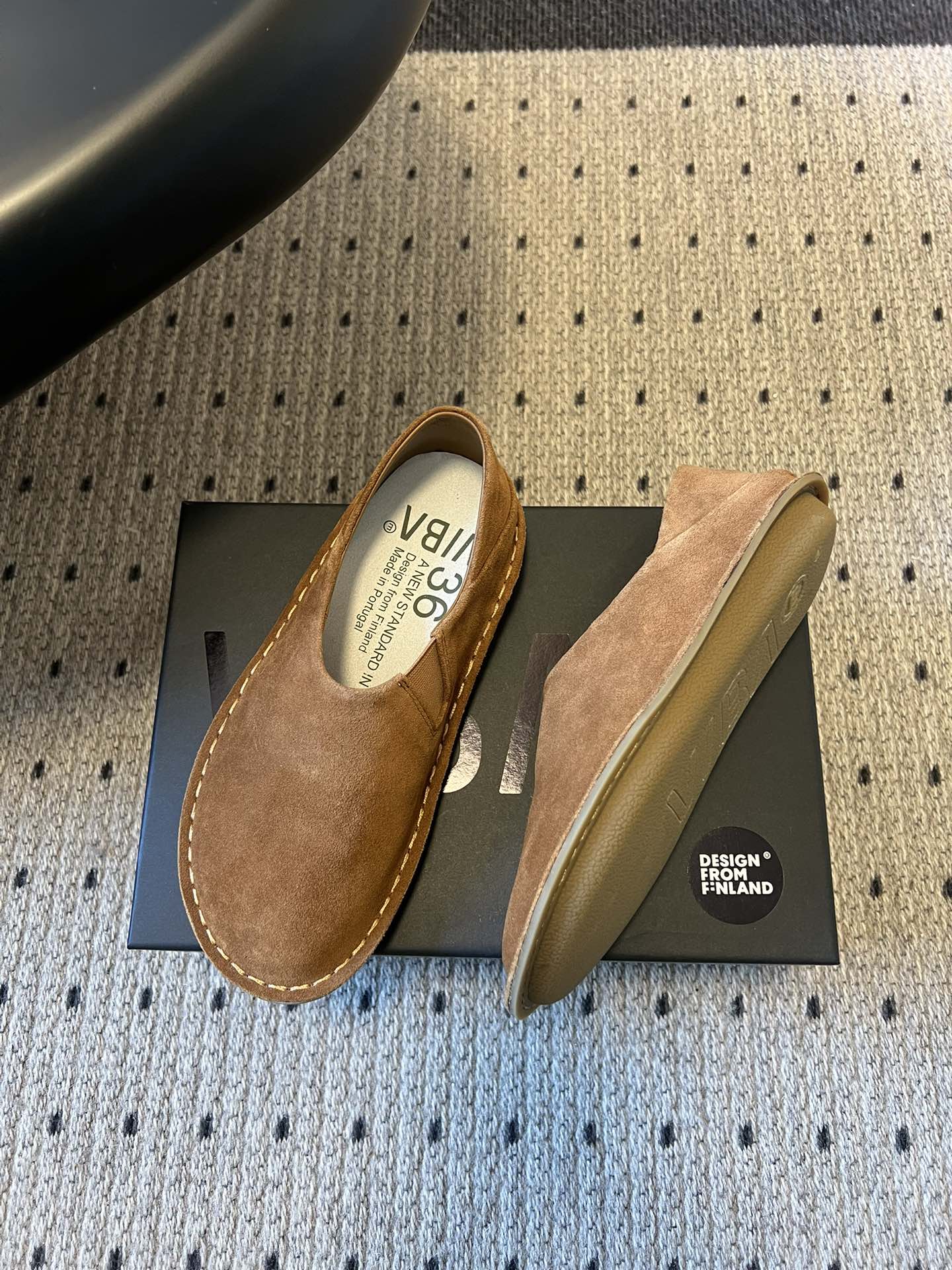 VIBA*26ss早春新款复古极简包头穆勒版无后跟的穆勒设计兼具拖鞋的随性与单鞋的精致感，包头造型修饰脚