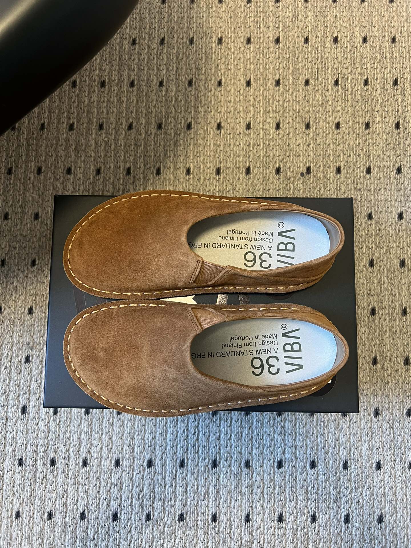 VIBA*26ss早春新款复古极简包头穆勒版无后跟的穆勒设计兼具拖鞋的随性与单鞋的精致感，包头造型修饰脚