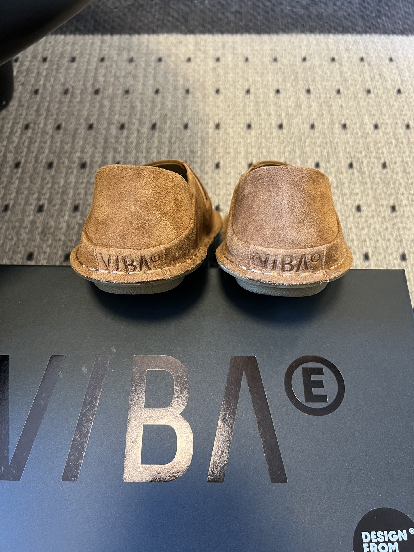 VIBA*26ss早春新款复古极简包头穆勒版无后跟的穆勒设计兼具拖鞋的随性与单鞋的精致感，包头造型修饰脚