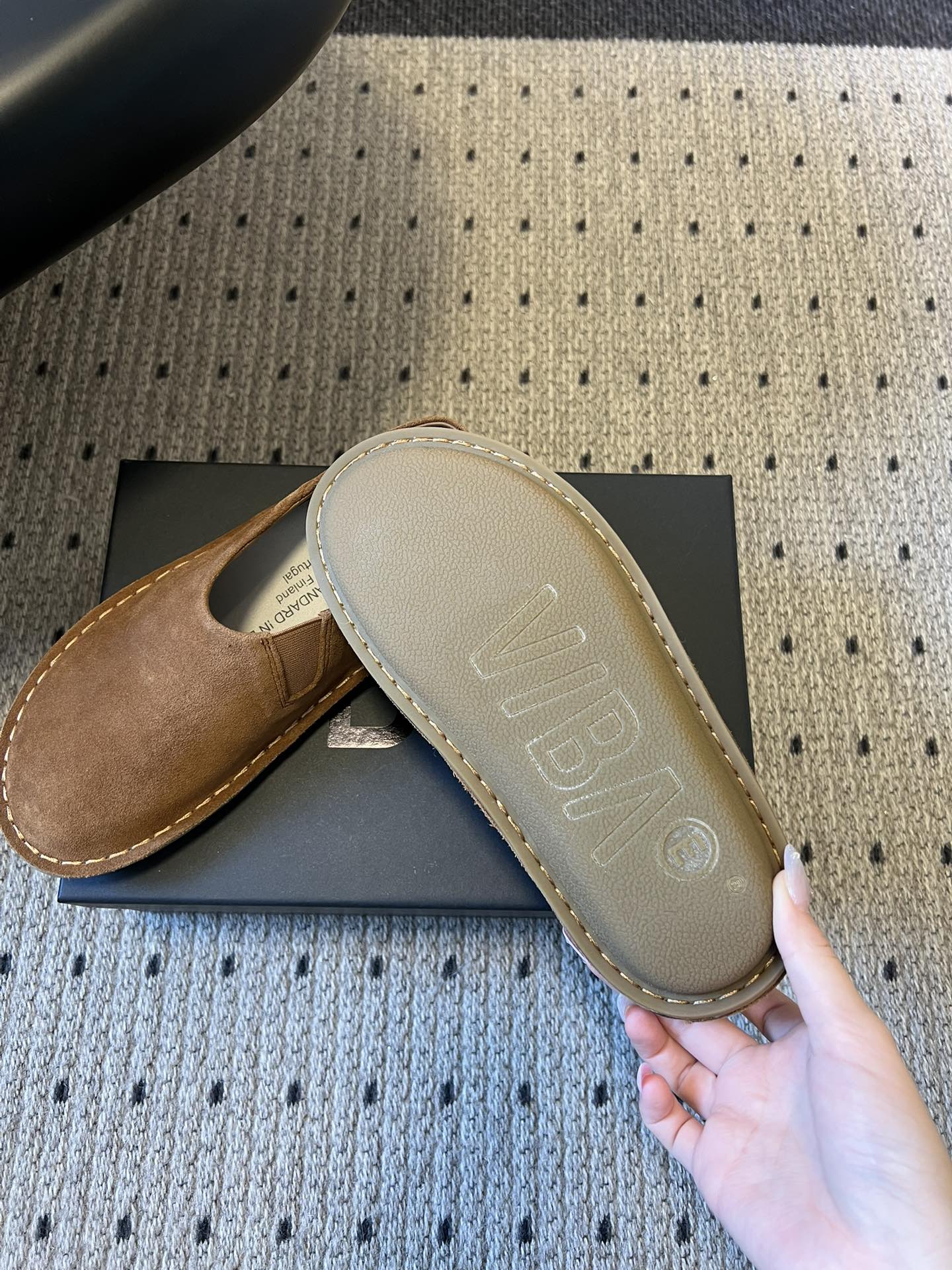 VIBA*26ss早春新款复古极简包头穆勒版无后跟的穆勒设计兼具拖鞋的随性与单鞋的精致感，包头造型修饰脚