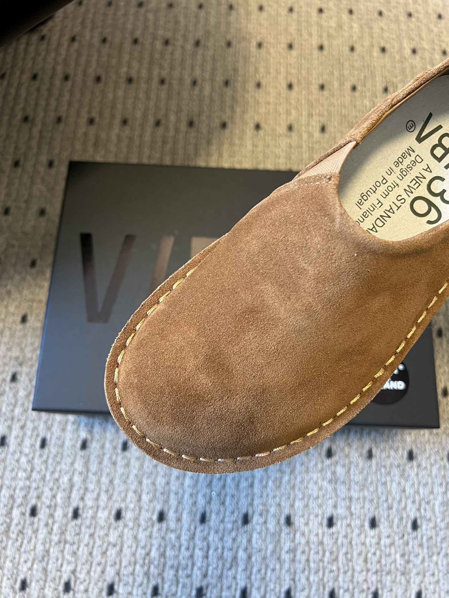 VIBA*26ss早春新款复古极简包头穆勒版无后跟的穆勒设计兼具拖鞋的随性与单鞋的精致感，包头造型修饰脚