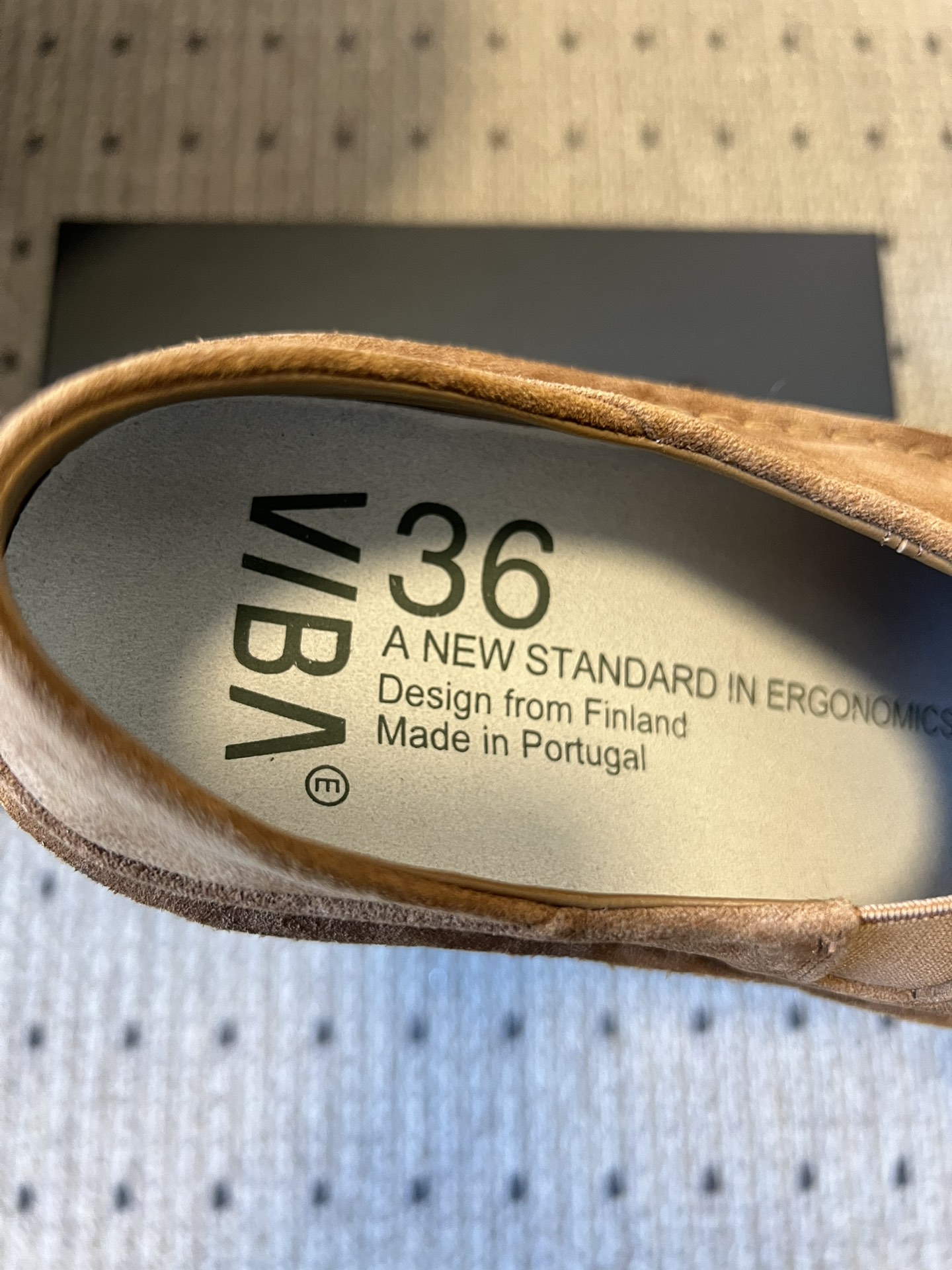 VIBA*26ss早春新款复古极简包头穆勒版无后跟的穆勒设计兼具拖鞋的随性与单鞋的精致感，包头造型修饰脚