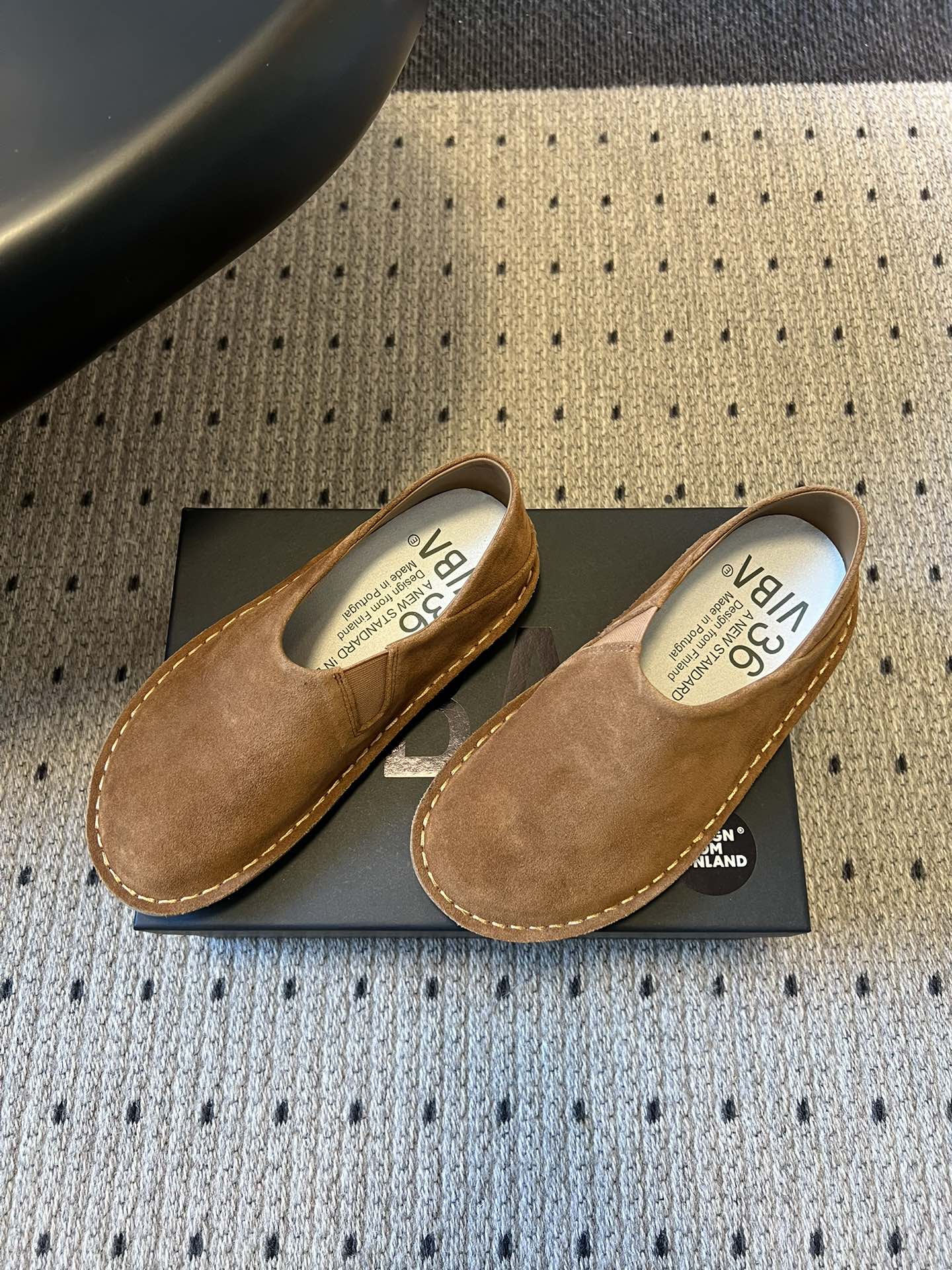 VIBA*26ss早春新款复古极简包头穆勒版无后跟的穆勒设计兼具拖鞋的随性与单鞋的精致感，包头造型修饰脚