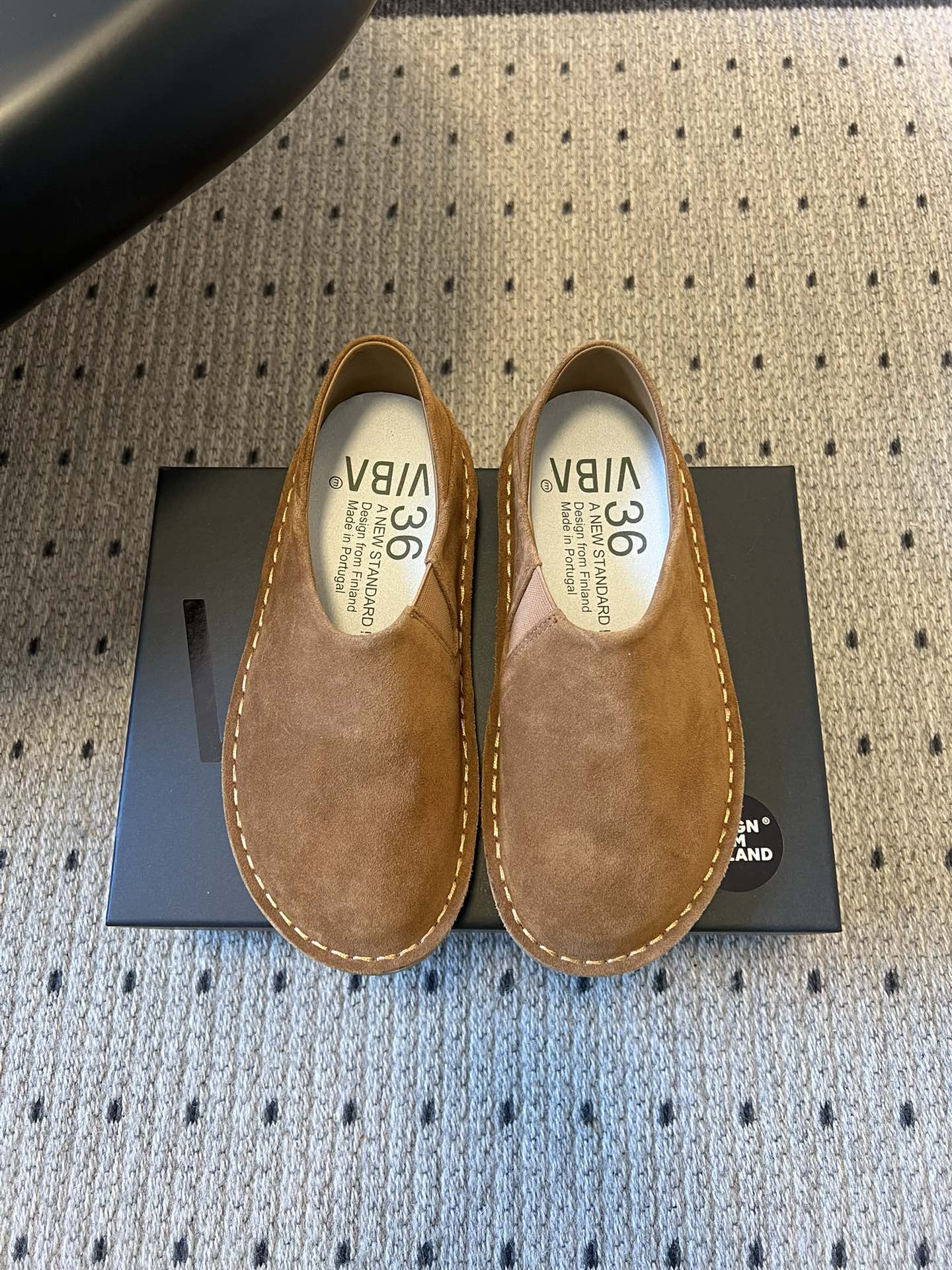 VIBA*26ss早春新款复古极简包头穆勒版无后跟的穆勒设计兼具拖鞋的随性与单鞋的精致感，包头造型修饰脚