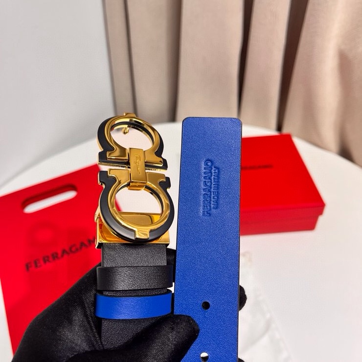 这款Ferragamo皮带以现代风格演绎经典款式，撞色注入休闲意趣，双面设计适配多元场景。同色系漆面Ga