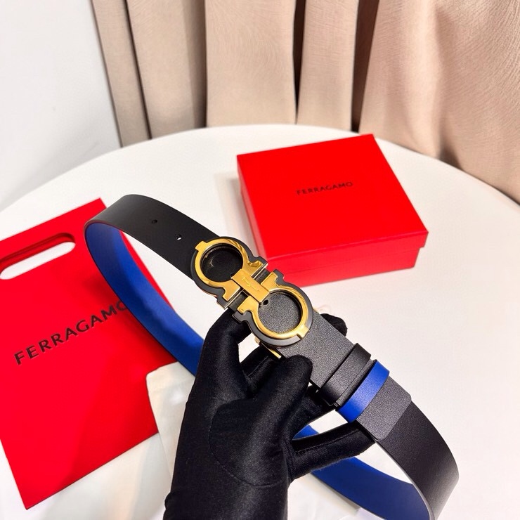 这款Ferragamo皮带以现代风格演绎经典款式，撞色注入休闲意趣，双面设计适配多元场景。同色系漆面Ga