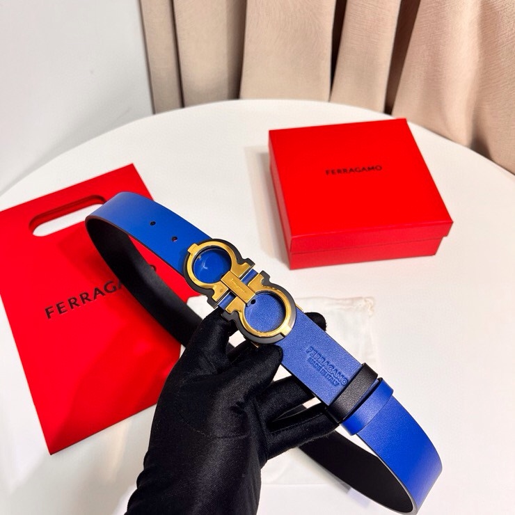 这款Ferragamo皮带以现代风格演绎经典款式，撞色注入休闲意趣，双面设计适配多元场景。同色系漆面Ga