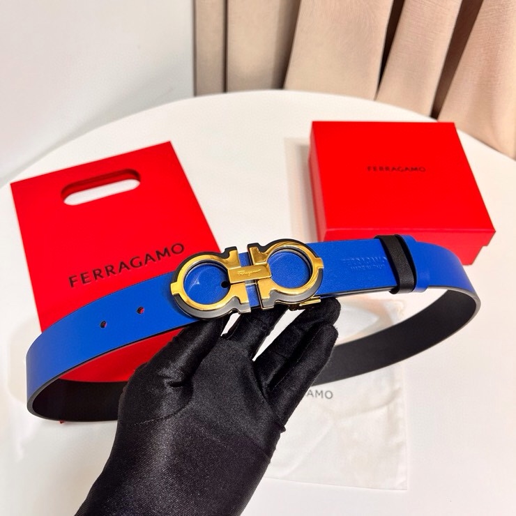 这款Ferragamo皮带以现代风格演绎经典款式，撞色注入休闲意趣，双面设计适配多元场景。同色系漆面Ga