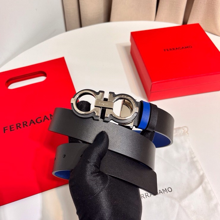 这款Ferragamo皮带以现代风格演绎经典款式，撞色注入休闲意趣，双面设计适配多元场景。同色系漆面Ga