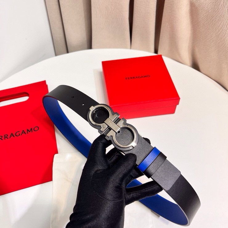 这款Ferragamo皮带以现代风格演绎经典款式，撞色注入休闲意趣，双面设计适配多元场景。同色系漆面Ga
