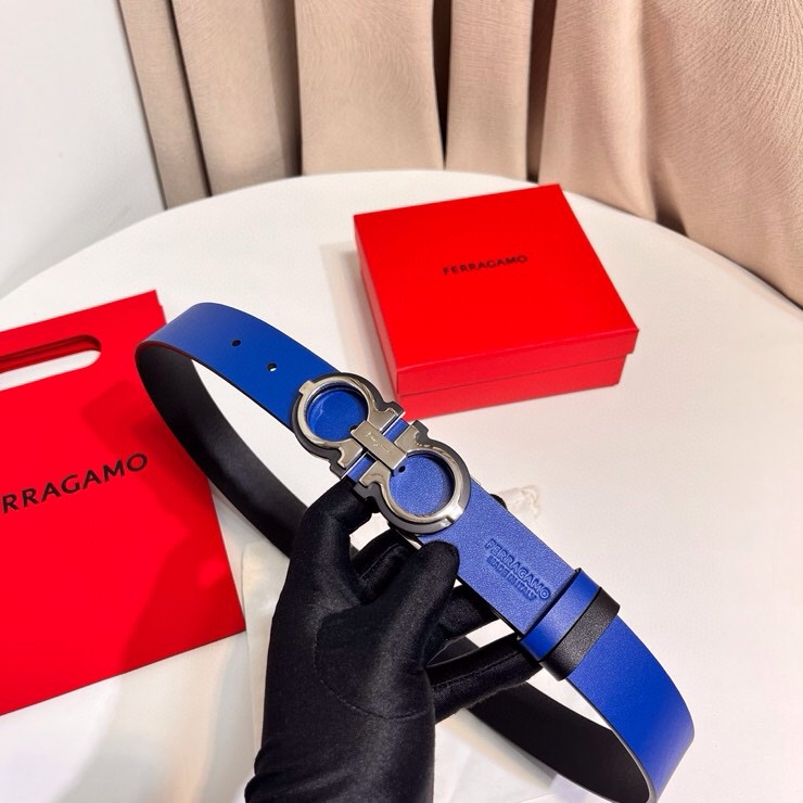 这款Ferragamo皮带以现代风格演绎经典款式，撞色注入休闲意趣，双面设计适配多元场景。同色系漆面Ga
