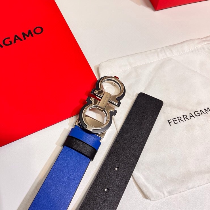 这款Ferragamo皮带以现代风格演绎经典款式，撞色注入休闲意趣，双面设计适配多元场景。同色系漆面Ga