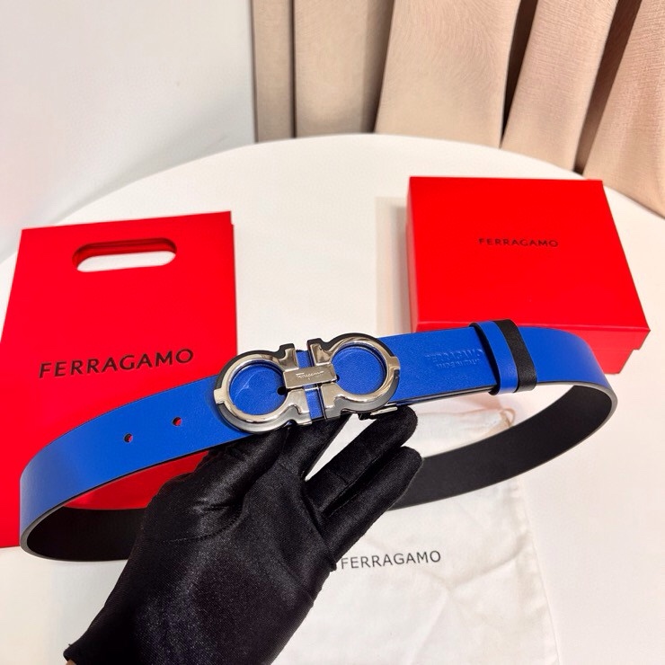 这款Ferragamo皮带以现代风格演绎经典款式，撞色注入休闲意趣，双面设计适配多元场景。同色系漆面Ga