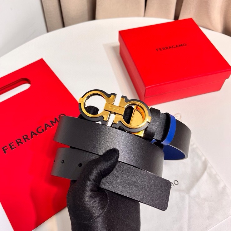 这款Ferragamo皮带以现代风格演绎经典款式，撞色注入休闲意趣，双面设计适配多元场景。同色系漆面Ga