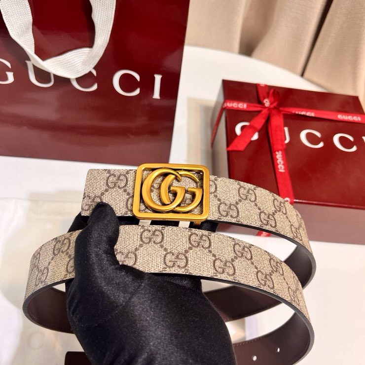 古奇 新款 GG Marmont系列从典藏廓形汲取灵感，呈现双G勾边设计。撞色缝线设计一展品牌精湛技艺，