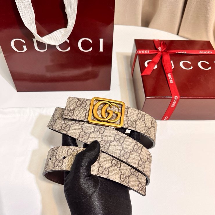 古奇 新款 GG Marmont系列从典藏廓形汲取灵感，呈现双G勾边设计。撞色缝线设计一展品牌精湛技艺，