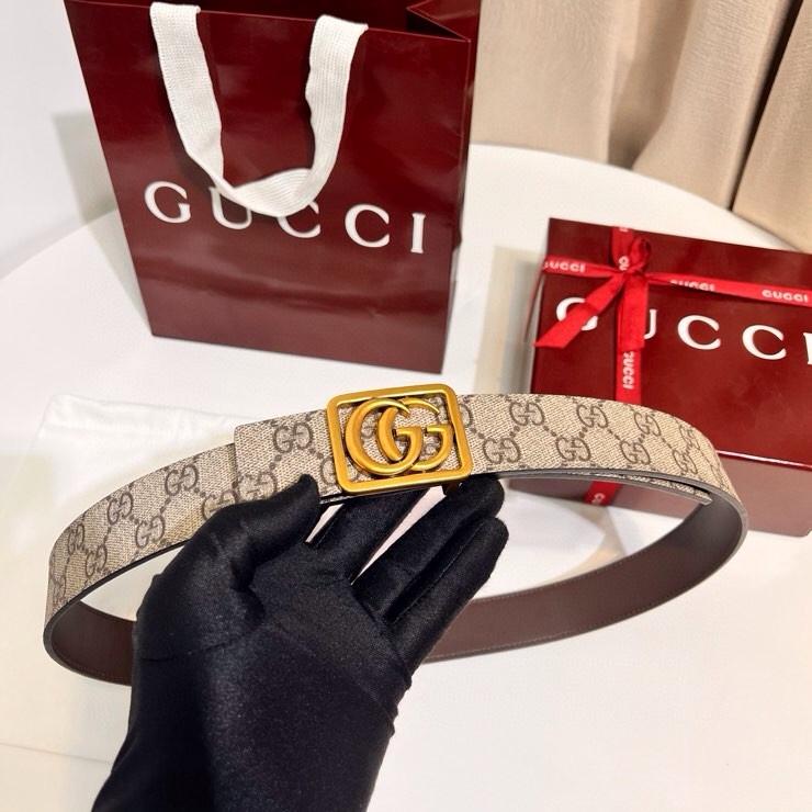 古奇 新款 GG Marmont系列从典藏廓形汲取灵感，呈现双G勾边设计。撞色缝线设计一展品牌精湛技艺，