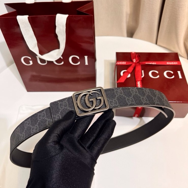 古奇 新款 GG Marmont系列从典藏廓形汲取灵感，呈现双G勾边设计。撞色缝线设计一展品牌精湛技艺，