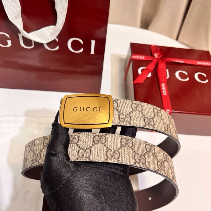 古奇 新款 GG Marmont系列从典藏廓形汲取灵感，呈现双G勾边设计。撞色缝线设计一展品牌精湛技艺，