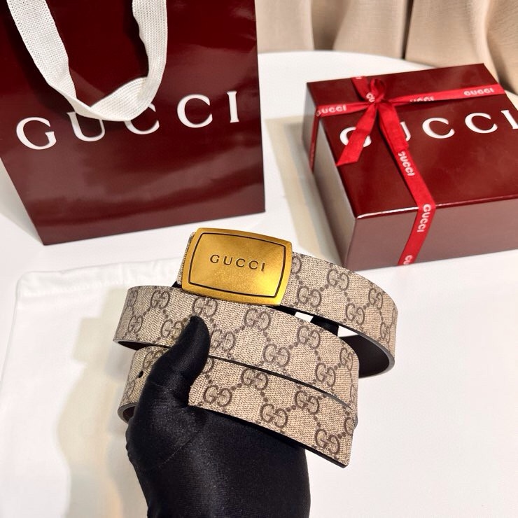 古奇 新款 GG Marmont系列从典藏廓形汲取灵感，呈现双G勾边设计。撞色缝线设计一展品牌精湛技艺，