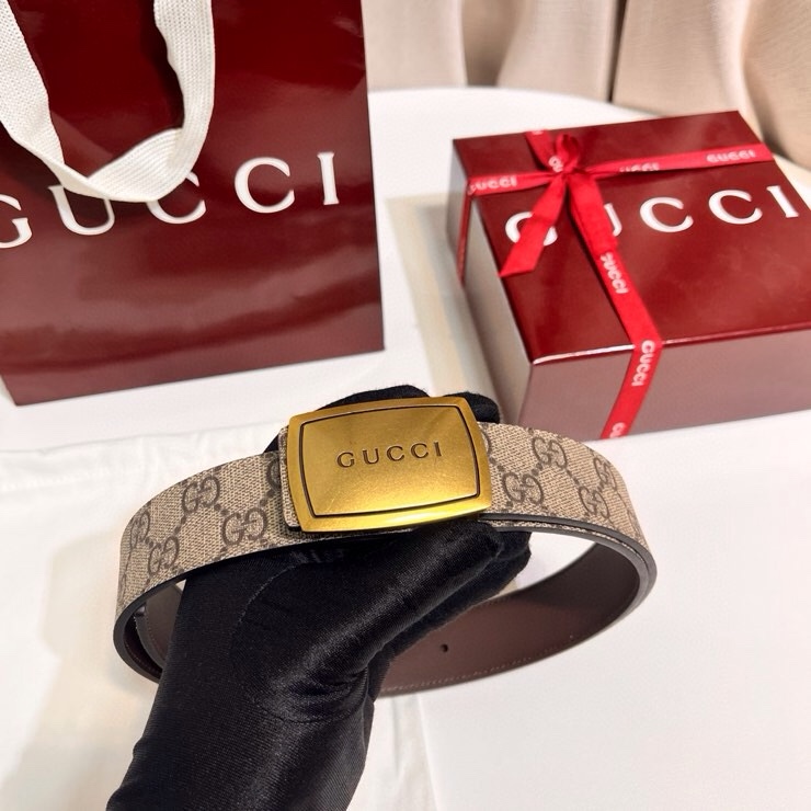 古奇 新款 GG Marmont系列从典藏廓形汲取灵感，呈现双G勾边设计。撞色缝线设计一展品牌精湛技艺，