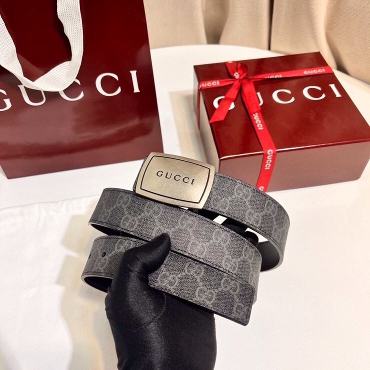 古奇 新款 GG Marmont系列从典藏廓形汲取灵感，呈现双G勾边设计。撞色缝线设计一展品牌精湛技艺，