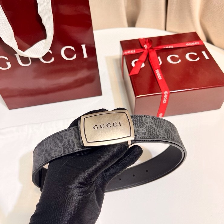 古奇 新款 GG Marmont系列从典藏廓形汲取灵感，呈现双G勾边设计。撞色缝线设计一展品牌精湛技艺，