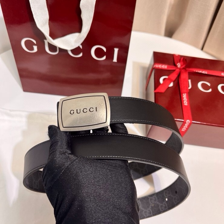 古奇 新款 GG Marmont系列从典藏廓形汲取灵感，呈现双G勾边设计。撞色缝线设计一展品牌精湛技艺，