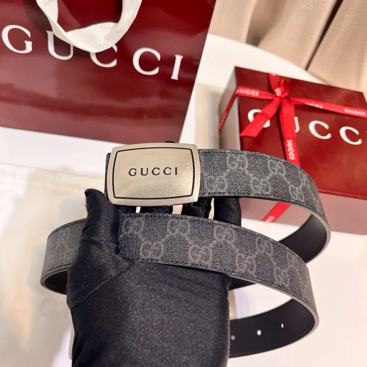 古奇 新款 GG Marmont系列从典藏廓形汲取灵感，呈现双G勾边设计。撞色缝线设计一展品牌精湛技艺，