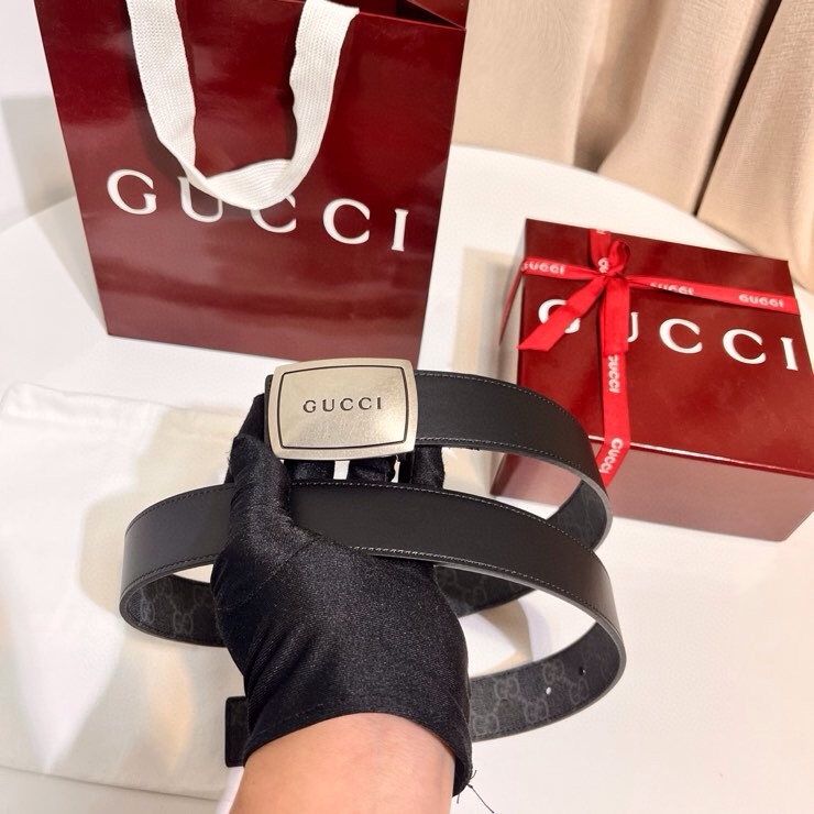 古奇 新款 GG Marmont系列从典藏廓形汲取灵感，呈现双G勾边设计。撞色缝线设计一展品牌精湛技艺，