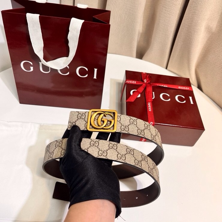 古奇 新款 GG Marmont系列从典藏廓形汲取灵感，呈现双G勾边设计。撞色缝线设计一展品牌精湛技艺，