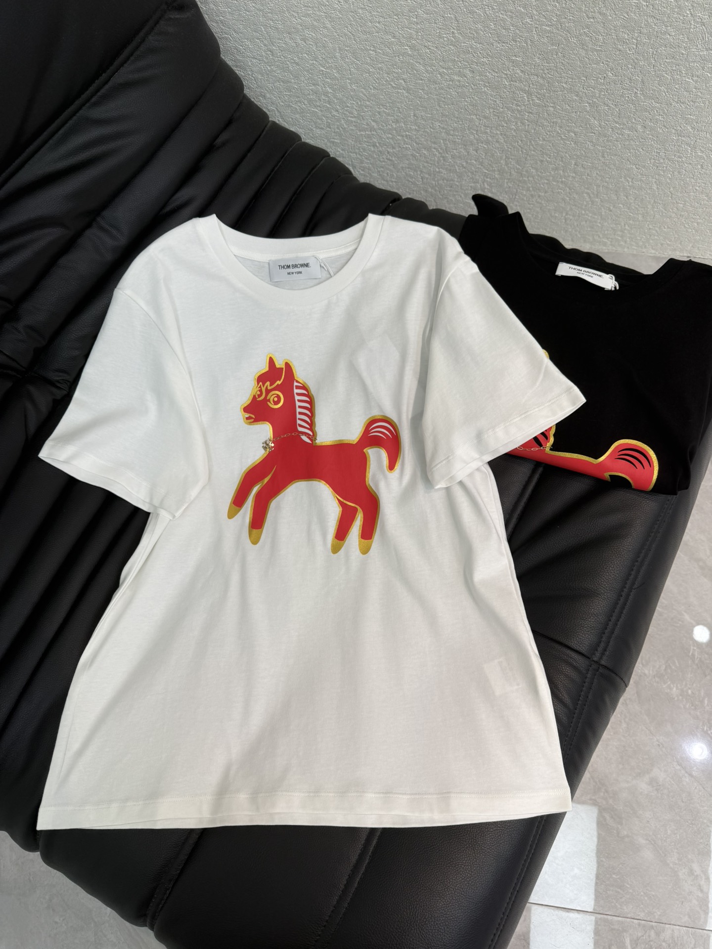 NO:716681,TB*26 new spring and summer pony print short-sleeved T-shirt. Pure cotton fabric. High-density fashionable sports style. Everyday wear. Playful and age-reducing design elements full of vitality. High quality. Size SML A,, T-shirt, tees, t-shirt,19860909TB*26春夏新款小马印花短袖T恤 纯棉面料 高密度时髦运动风 每个日常的穿搭 俏皮减龄充满元气的设计元素 高品质 尺码SML A,,T-shirt,tees，t-shirt,,Women's clothing