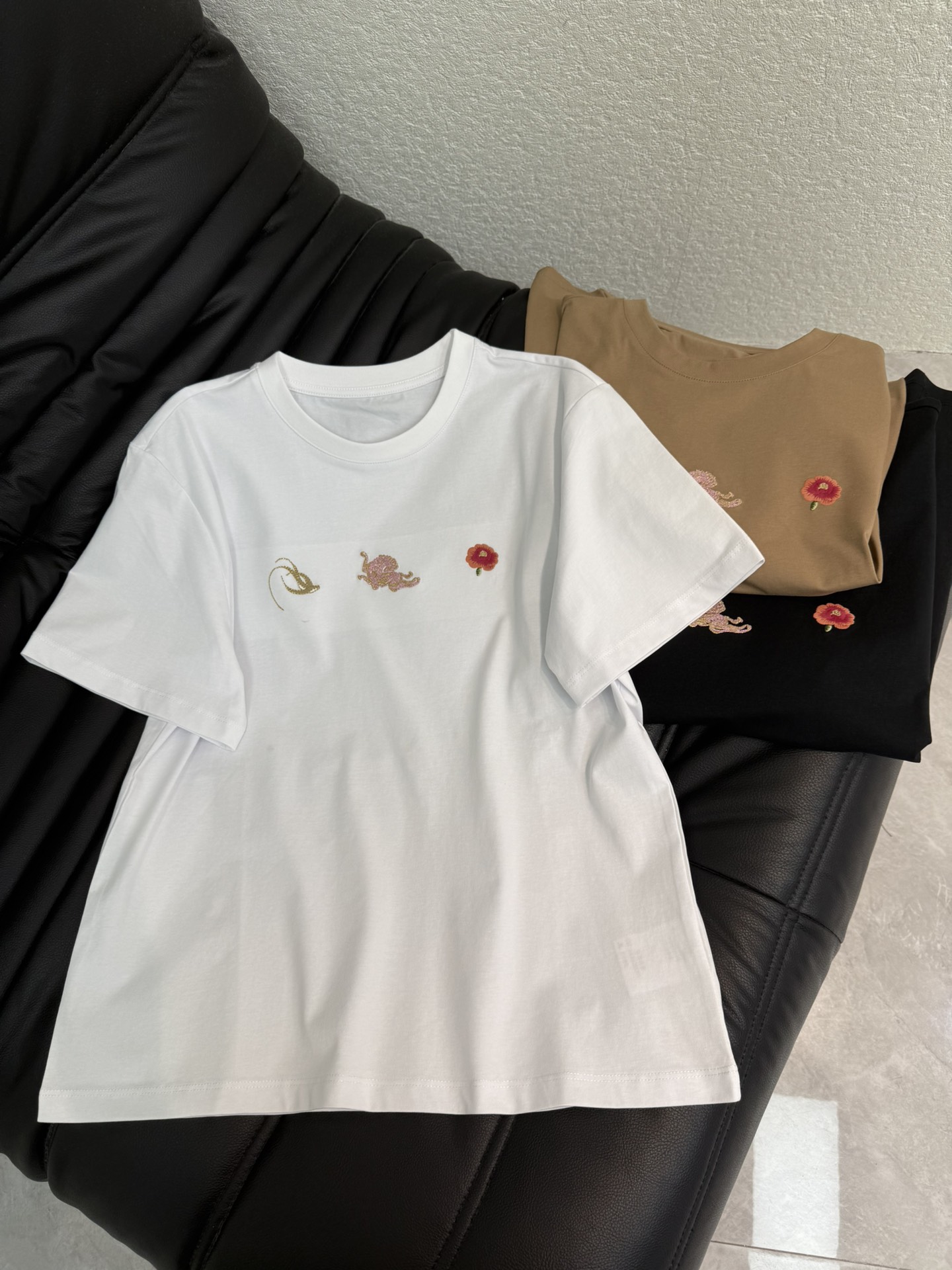 NO:716674,*26 new embroidered short-sleeved T-shirts, exquisite and loose fit, making the upper body look slimmer!  Customized latest craftsmanship, low-key luxury!  Fashionable must-have items to unlock all outfits!  Look for our quality!  The classic items are fashionable and high-end, and the classic styles are versatile and easy to match!  SML A,,T-shirt,tees,t-shirt,19860909*26新品刺绣短袖T恤 精致宽松版型上身巨显瘦！ 定制最新工艺 低调奢华！ 时髦精必备单品解锁所有穿搭！ 认准我家品质！经典单品时髦又高级 经典版型百搭不挑人！ SML A,,T-shirt,tees，t-shirt,,Women's clothing