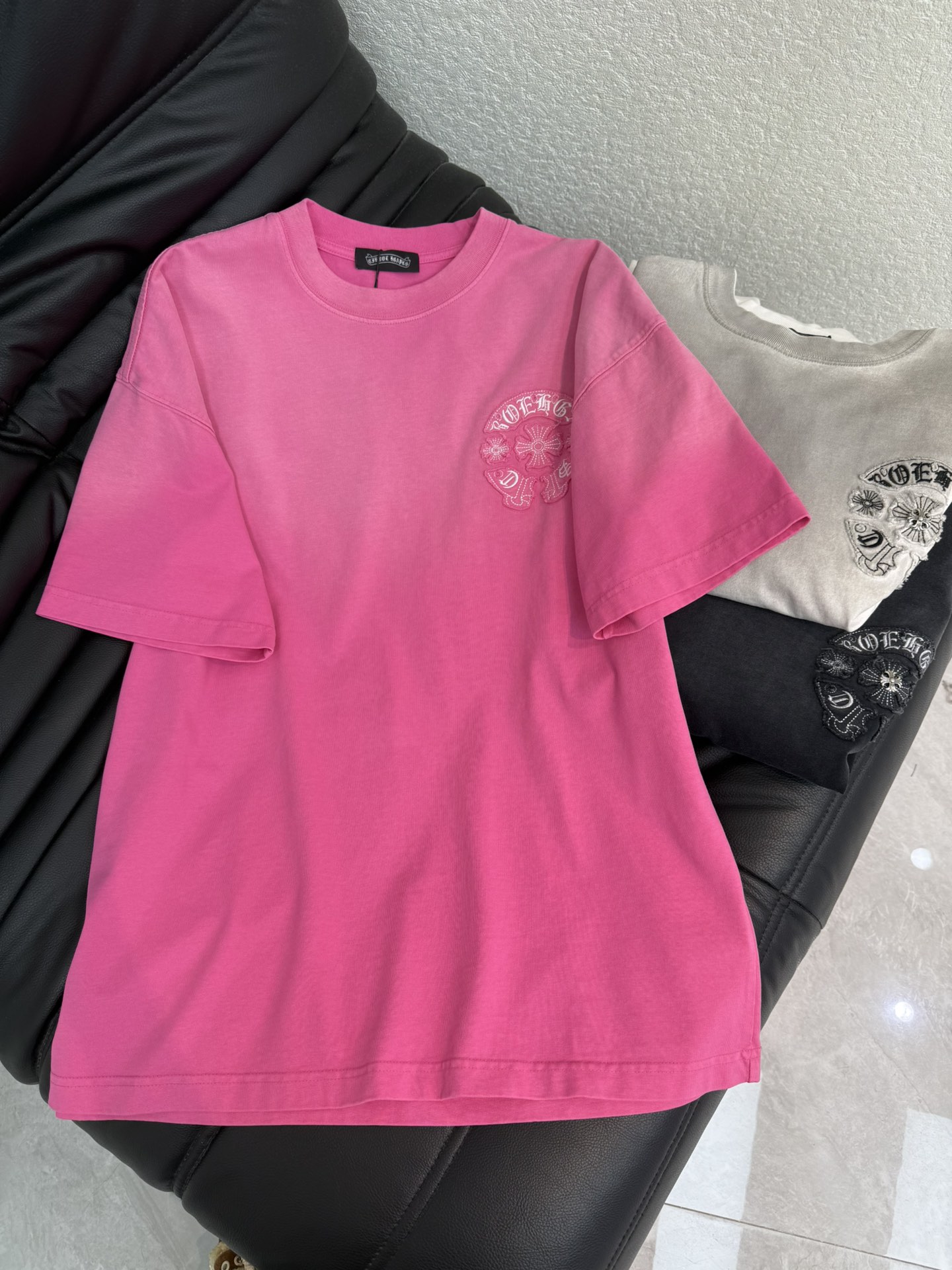 NO:716294,Chrome Hearts* Chrome Hearts 26 new Sanskrit cross patch embroidered letter short-sleeved T-shirt. Pure cotton washed distressing technology, washed fabrics are not limited to basic colors, but also have rich distressed effects to meet different style needs. The fabric is breathable and comfortable, and the unique design combines the brand's fashion elements, making people feel a unique artistic charm and cultural heritage. This T-shirt can make you the focus, easily control various styles, and show your personal charm. OS large version, same style for men and women!  S-XL,,chrome hearts,chrome hearts,T-shirt,tees,t-shirt,19860909Chrome Hearts*克罗心26新款梵文十字架贴布刺绣字母短袖T恤.纯棉水洗做旧工艺, 水洗面料不仅限于基础色彩,更有丰富的 做旧效果,满足不同风格需求.面料透气舒适,设计独特,融合了品牌的时尚元素,让人感受到一种独特的艺术魅力与文化底蕴.这款T恤都能让你成为焦点,轻松驾驭各种风格,展现个性魅力.OS大版型,男女同款！S-XL,,chrome hearts,chrome hearts,T-shirt,tees，t-shirt,,Women's clothing