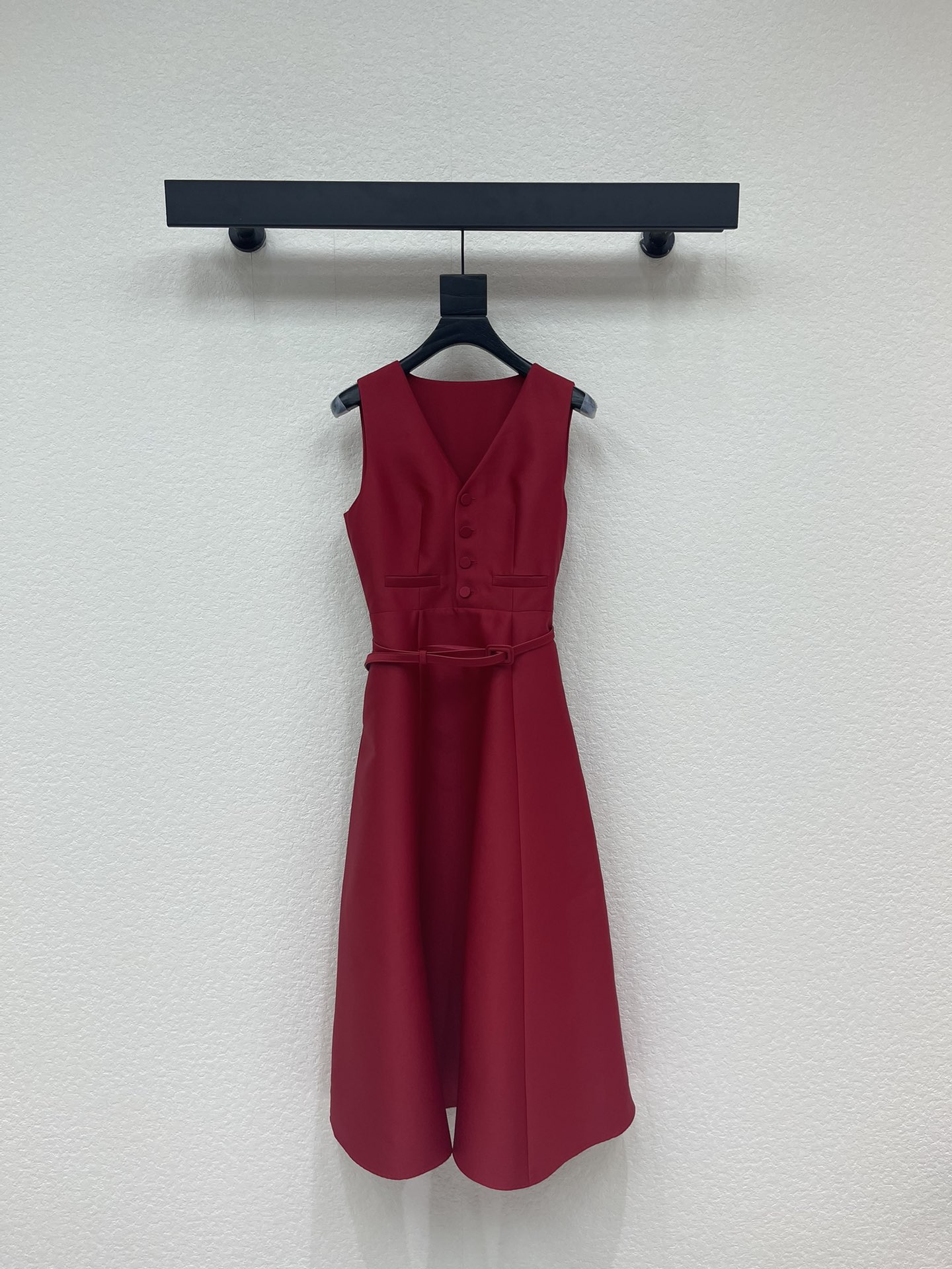 NO:716286,Dio*26 new Hepburn-style sleeveless dress with bow on the back. The high-waisted design makes you look slimmer. A great dress for important occasions. Elegant and feminine V-neck single-breasted design. High-waist line tailoring with oversized skirt. Made of material that makes you sway when you walk. Imitation silk wool fabric. Stiff and stylish. Paired with a fabric belt. Overall elegant French style. Suitable for formal occasions. Also great for vacations. SMLXL, dior, skirts,19860909Dio*26新品赫本风后背蝴蝶结无袖小礼裙 高腰设计更加显瘦 重要场合拿的出手的一条连衣裙 优雅女人味V领单排扣设计 高腰线剪裁搭配超大裙摆用料走路摇曳生姿 仿丝毛面料 挺括有型 搭配本布腰带 整体优雅法式风 出行正式场合都可驾驭 度假穿也很出片 SMLXL,,dior,skirts,,Women's clothing