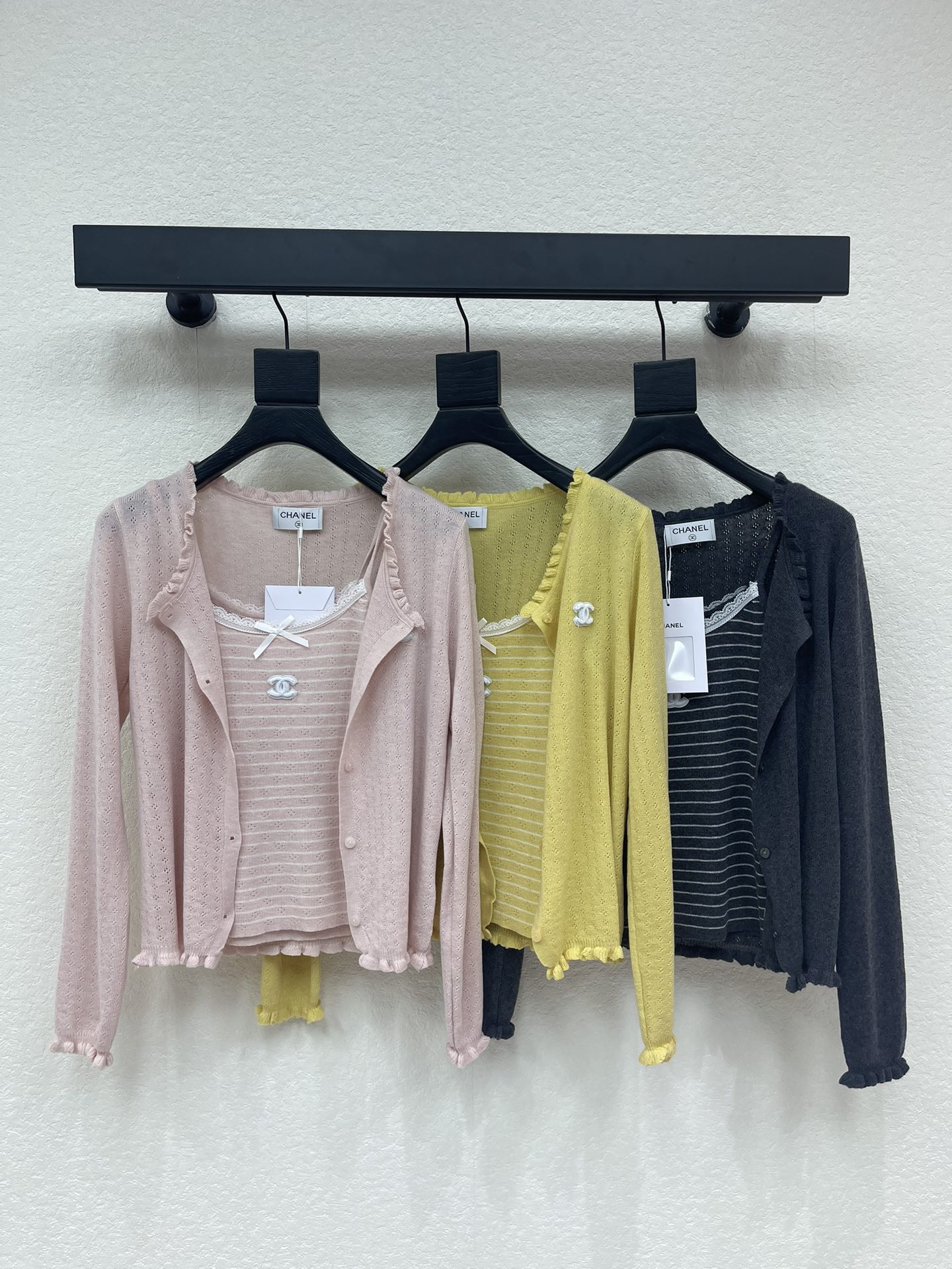 NO:716296,CHANE*26 new early spring striped camisole knitted cardigan two-piece set!  Customized wool yarn weaving, high-end and comfortable texture. A two-piece camisole paired with a long-sleeved cardigan. Lace tailoring on the collar, cuffs and hem. Sweet and pure. The iconic double C logo on the chest highlights the high-end look. Wear a simple style with a fashionable temperament. Wear it with a knitted cardigan. Cover up the flesh and slim down the outfit to show a relaxed tone. Light luxury and fashionable temperament. The first choice for fashionable wear in all seasons!  SML,,chanel,19860909CHANE*26早春新款条纹吊带背心针织开衫两件套！定制羊毛纱线织造 质感高级舒适 吊带背心搭配长袖开衫两件套 领口袖口和衣摆花边剪裁 甜美清纯 胸前标志性双C徽标 凸显穿搭高级感 让简单款式穿出时髦气质 与针织开衫一同上身 遮肉显瘦穿搭尽显松弛调性 轻奢时髦气质 四季时尚穿搭首选！SML,,chanel,,Women's clothing