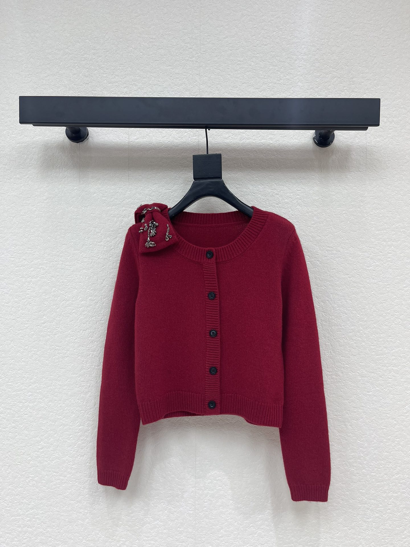 NO:716665,Design 26 new early spring products, sweet girly style hand-beaded bow wool knitted cardigan, red must-have for the New Year, full of festive atmosphere, short cut to neatly outline the waistline, basic and versatile style that is not picky at all. The three-dimensional bow on the right shoulder is embellished with diamond ornaments. It is sweet and adds a bit of exquisiteness and gorgeousness SMLXL,,19860909设计26早春新品甜美少女风手工钉珠蝴蝶结羊毛针织开衫 大红新春必备款 节日氛围感拉满了 短款剪裁利落勾勒腰线 基础百搭款完全不挑人 右肩的立体蝴蝶结搭配钻饰点缀 甜美的同时又添了几分精致华丽 SMLXL,,,Women's clothing