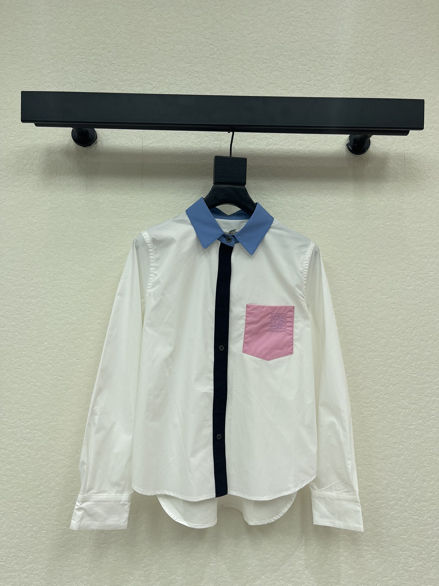 NO:715938,Marni 26 spring and summer new contrast color splicing long-sleeved shirt, white bottom with blue collar, black placket and pink pockets, full of design, pure cotton fabric is skin-friendly and breathable, loose fit is super casual, not picky about body shape, the brand embroidery on the pink pocket is super recognizable, details must be paid attention to! It can be easily managed for daily commuting and leisure, it goes well with denim skirts or casual pants, it is sweet, cool and high-end, easy to create a dopamine style SML  A,,marni,skirts,shirts,19860909Marni 26春夏新款撞色拼接长袖衬衫,白底配蓝色领口,黑色门襟和粉色口袋,设计感满满,纯棉面料亲肤透气,宽松版型超显随性,不挑身材,粉色口袋上的品牌刺绣超有辨识度,细节控必入!日常通勤,休闲都能轻松驾驭,搭配牛仔裙或休闲裤都很出彩,甜酷又高级,轻松打造多巴胺穿搭风格码数SML A,,marni,skirts,shirts,,Women's clothing