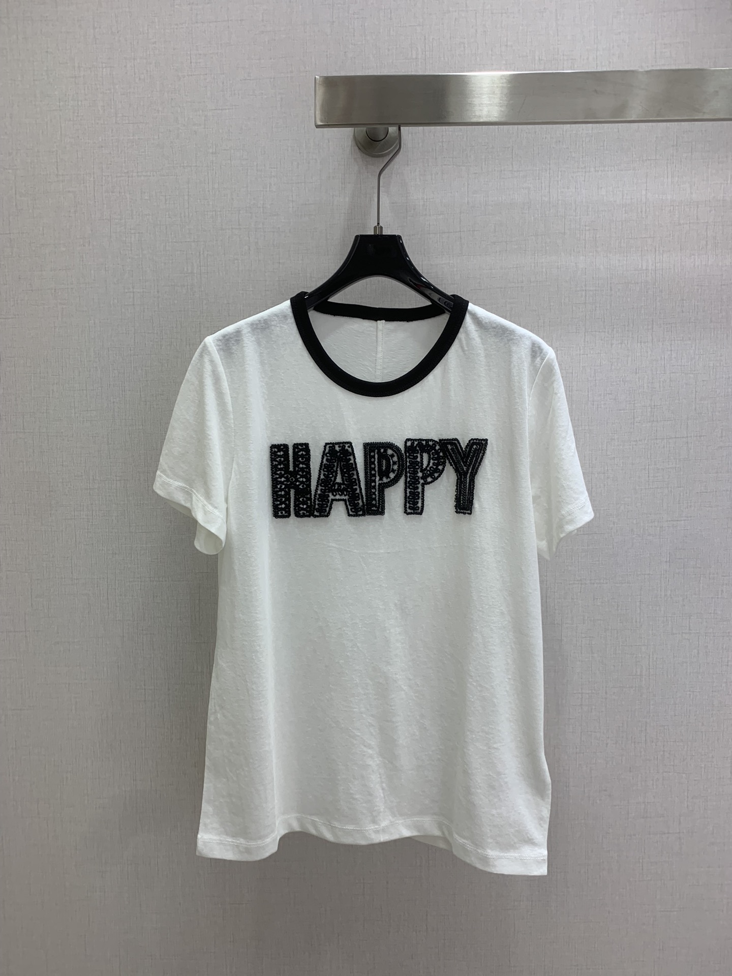 NO:716308,Highly recommended for the early spring of 26, the new letter embroidered short-sleeved T-shirt has a super retro feel. The texture of the three-dimensional velvet 'HAPPY' letters is full, and every stitch of the three-dimensional plush feeling is exquisite. This kind of small beauty hidden in the details, the more I look at it, the more I like it. The contrasting color of the collar echoes the embroidery, the white and black contrasting colors are fresh and playful, the burgundy version is retro and white, the navy blue version is calm and versatile, the Tencel snowflake fabric is soft and skin-friendly, and is super comfortable to wear next to the body.  Three colors SML code high quality ABC, T-shirt, tees, t-shirt,19860909强烈推荐 26早春新款 字母刺绣短袖T恤 超巨复古感觉的一款,立体丝绒的“HAPPY”字母纹理感拉满,立体的毛绒感每一针都透着精致,这种藏在细节里的小美好,真的越看越喜欢.领子撞色和刺绣相呼应,白黑撞色清新俏皮,酒红款复古显白,藏青款沉稳百搭,天丝雪花面料软糯亲肤,贴身穿超舒服 三个色 SML码 高品质ABC,,T-shirt,tees，t-shirt,,Women's clothing