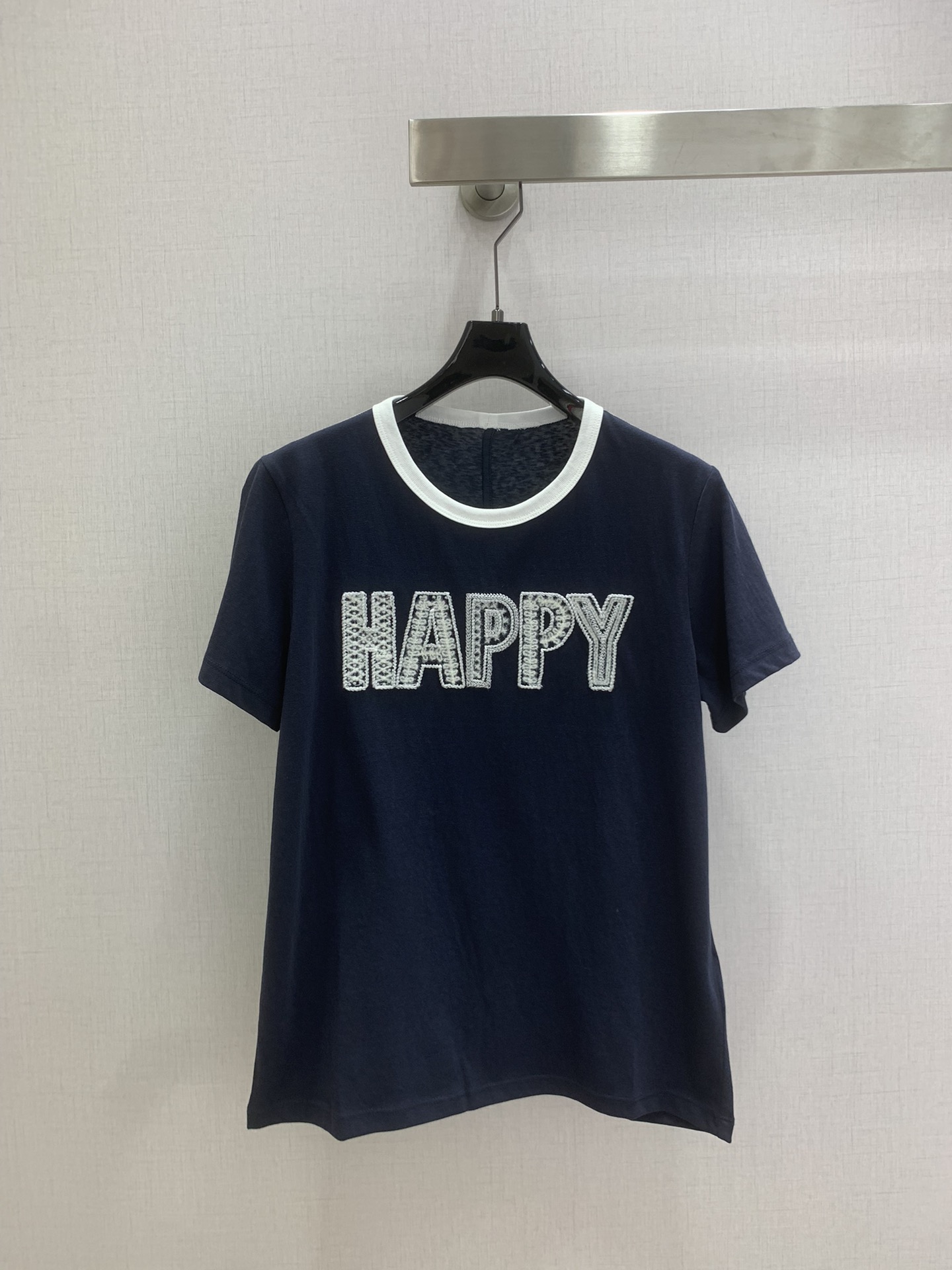 NO:716314,Highly recommended for the early spring of 26, the new letter embroidered short-sleeved T-shirt has a super retro feel. The texture of the three-dimensional velvet 'HAPPY' letters is full, and every stitch of the three-dimensional plush feeling is exquisite. This kind of small beauty hidden in the details, the more I look at it, the more I like it. The contrasting color of the collar echoes the embroidery, the white and black contrasting colors are fresh and playful, the burgundy version is retro and white, the navy blue version is calm and versatile, the Tencel snowflake fabric is soft and skin-friendly, and is super comfortable to wear next to the body.  Three colors SML code high quality ABC, T-shirt, tees, t-shirt,19860909强烈推荐 26早春新款 字母刺绣短袖T恤 超巨复古感觉的一款,立体丝绒的“HAPPY”字母纹理感拉满,立体的毛绒感每一针都透着精致,这种藏在细节里的小美好,真的越看越喜欢.领子撞色和刺绣相呼应,白黑撞色清新俏皮,酒红款复古显白,藏青款沉稳百搭,天丝雪花面料软糯亲肤,贴身穿超舒服 三个色 SML码 高品质ABC,,T-shirt,tees，t-shirt,,Women's clothing