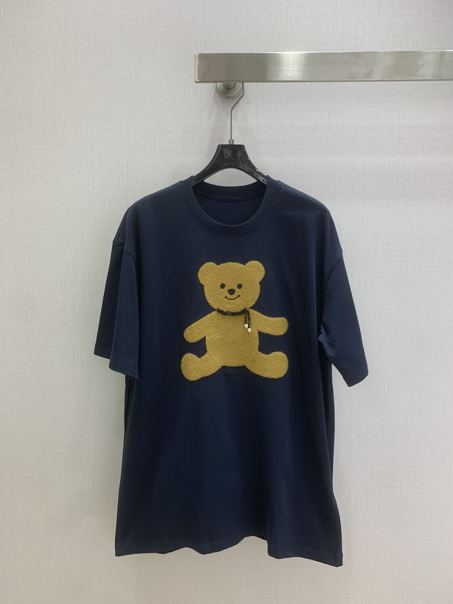 NO:716330,Highly recommended for the early spring of 26, the new plush bear short-sleeved T-shirt is a soft and versatile T-shirt with a great New Year atmosphere. The plush bear embroidery is three-dimensional and textured, and feels soft and super quality. The hand-stitched glass bead necklace at the neck is cute and cute. The loose version is super friendly to all body types, with a casual and lazy feeling. It can be worn alone or layered to create a Korean atmosphere. Double yarn fine cotton fabric, three colors SML code  High quality ABC,,T-shirt,tees,t-shirt,necklace,19860909强烈推荐 26早春新款 毛绒小熊短袖T恤 超巨新年氛围感的一款软萌百搭T,毛绒的小熊刺绣立体有质感,摸起来软乎乎的超显品质,脖颈处手工缝玻璃珠项链可可爱爱.宽松版型对各种身材都超友好,随性慵懒感拉满,单穿叠穿都能穿出韩系氛围感,双纱精棉面料 三个色 SML码 高品质ABC,,T-shirt,tees，t-shirt,necklace,,Women's clothing