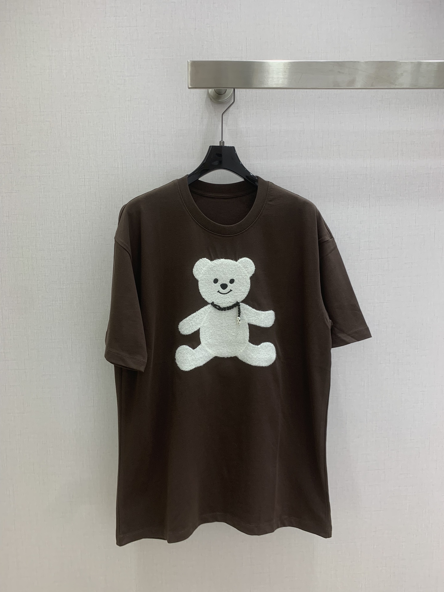 NO:716334,Highly recommended for the early spring of 26, the new plush bear short-sleeved T-shirt is a soft and versatile T-shirt with a great New Year atmosphere. The plush bear embroidery is three-dimensional and textured, and feels soft and super quality. The hand-stitched glass bead necklace at the neck is cute and cute. The loose version is super friendly to all body types, with a casual and lazy feeling. It can be worn alone or layered to create a Korean atmosphere. Double yarn fine cotton fabric, three colors SML code  High quality ABC,,T-shirt,tees,t-shirt,necklace,19860909强烈推荐 26早春新款 毛绒小熊短袖T恤 超巨新年氛围感的一款软萌百搭T,毛绒的小熊刺绣立体有质感,摸起来软乎乎的超显品质,脖颈处手工缝玻璃珠项链可可爱爱.宽松版型对各种身材都超友好,随性慵懒感拉满,单穿叠穿都能穿出韩系氛围感,双纱精棉面料 三个色 SML码 高品质ABC,,T-shirt,tees，t-shirt,necklace,,Women's clothing