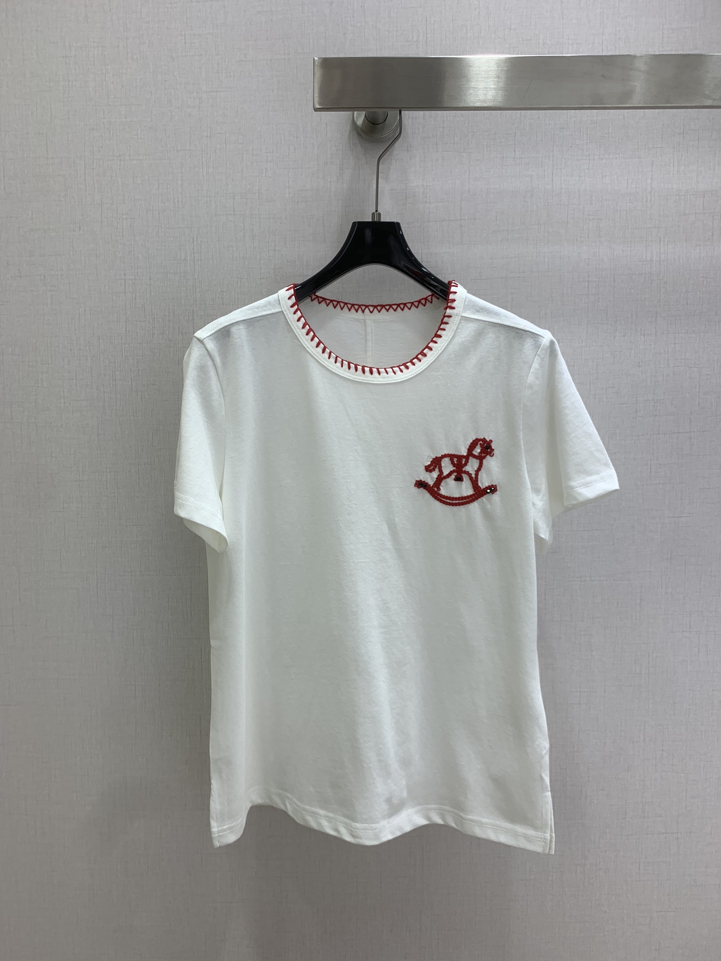 NO:716338,Highly recommended for the early spring of 26, the embroidered Trojan horse short-sleeved T-shirt is a very suitable T-shirt. The hand-embroidered Trojan horse pattern on the chest is exquisite and playful. The red hand-stitched stitching on the neckline is very eye-catching and has a sense of design. The simple version is full of care and full of New Year atmosphere. It can be worn with jeans or skirts to create a lazy and casual French accent. Two colors SML code  High quality ABC,,skirts,T-shirt,tees,t-shirt,19860909强烈推荐 26早春新款 刺绣木马短袖T恤 超应景的一款T,胸前的手绣木马图案精致又俏皮,领口的红色手工缝线很吸睛很有设计感,简约的版型却处处是小心机,把新年氛围感拉满,搭牛仔、配半裙都能穿出慵懒又随性的法式腔调 两个色 SML码 高品质ABC,,skirts,T-shirt,tees，t-shirt,,Women's clothing