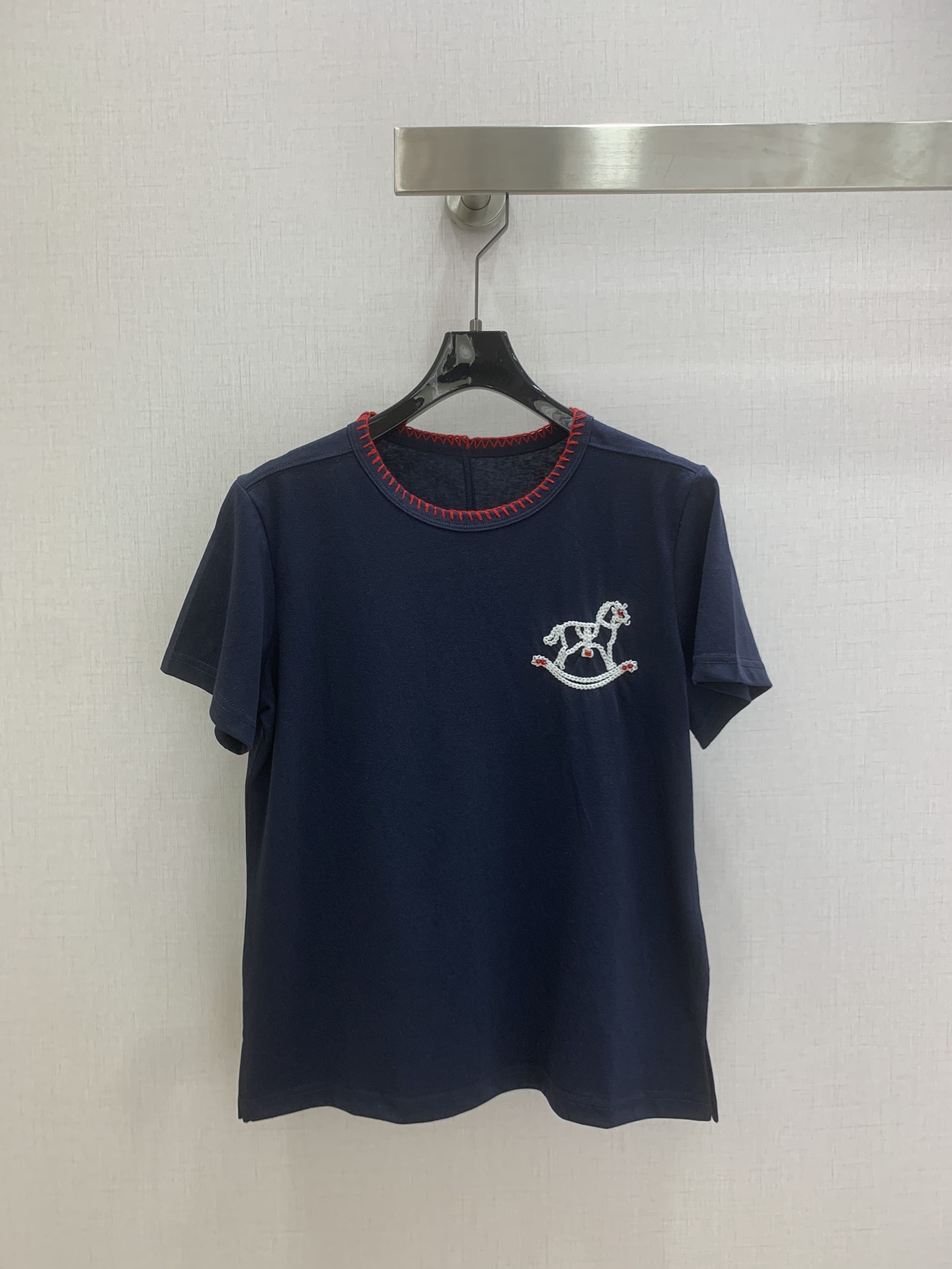 NO:716342,Highly recommended for the early spring of 26, the embroidered Trojan horse short-sleeved T-shirt is a very suitable T-shirt. The hand-embroidered Trojan horse pattern on the chest is exquisite and playful. The red hand-stitched stitching on the neckline is very eye-catching and has a sense of design. The simple version is full of care and full of New Year atmosphere. It can be worn with jeans or skirts to create a lazy and casual French accent. Two colors SML code  High quality ABC,,skirts,T-shirt,tees,t-shirt,19860909强烈推荐 26早春新款 刺绣木马短袖T恤 超应景的一款T,胸前的手绣木马图案精致又俏皮,领口的红色手工缝线很吸睛很有设计感,简约的版型却处处是小心机,把新年氛围感拉满,搭牛仔、配半裙都能穿出慵懒又随性的法式腔调 两个色 SML码 高品质ABC,,skirts,T-shirt,tees，t-shirt,,Women's clothing