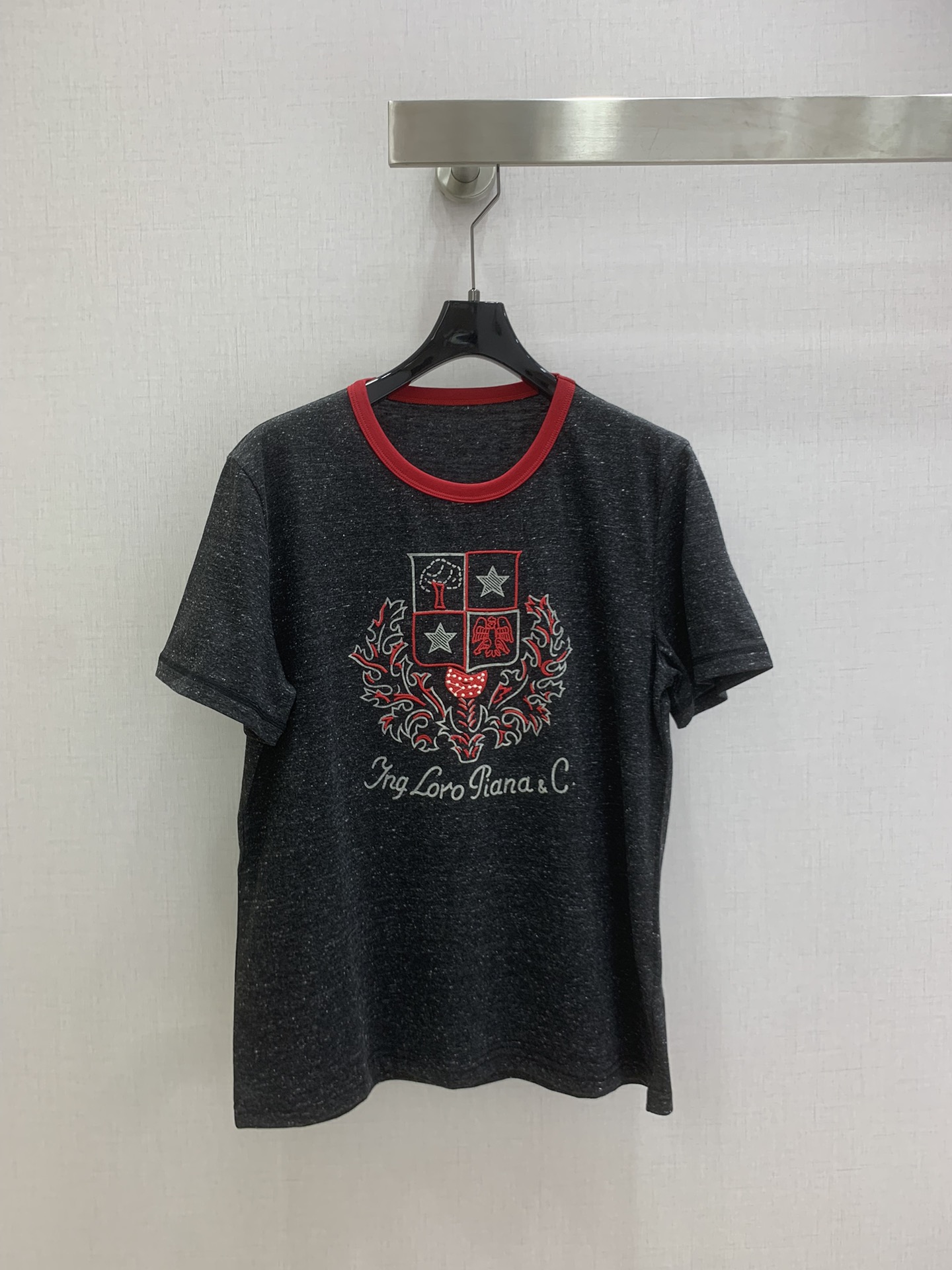 NO:716344,Highly recommended for the early spring of 26, the contrasting retro badge short-sleeved T-shirt. The dark gray floral texture collides with the retro red collar. The exquisite embroidered badge has a sense of story. Low-key luxury is hidden in every stitch. The lazy and casual style is a timeless relaxation in the wardrobe. Customized dark gray floral yarn texture fabric, retro old money. It has a great atmosphere when worn alone. It is a very noble style. Exclusively customized. One color SML code  High quality ABC,,T-shirt,tees,t-shirt,19860909强烈推荐 26早春新款 撞色复古徽章短袖T恤 深灰的花纱肌理碰撞复古红领,精致的刺绣徽章自带故事感,低调奢华藏在每一针线里.慵懒随性的版型,是衣橱里永不过时的松弛,定制的深灰底花纱肌理面料,复古老钱,单穿打底都超有氛围感,很显贵气的一款,独家定制款 一个色 SML码 高品质ABC,,T-shirt,tees，t-shirt,,Women's clothing